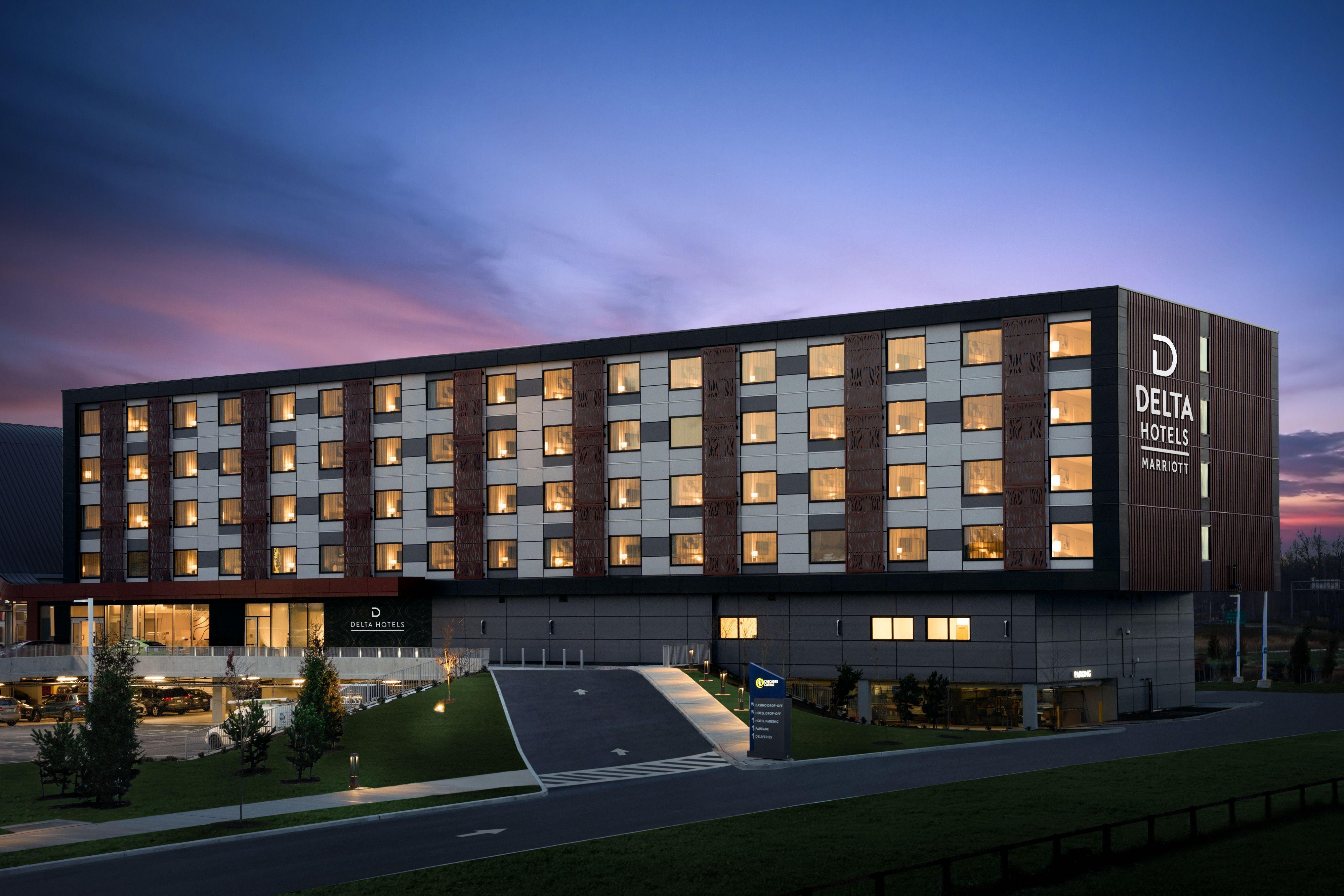 Hotel By Marriott Vancouver 4*